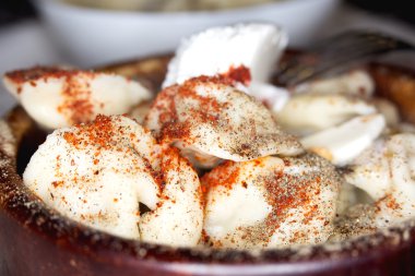 Paprika bir ahşap plaka ile Rus köfte