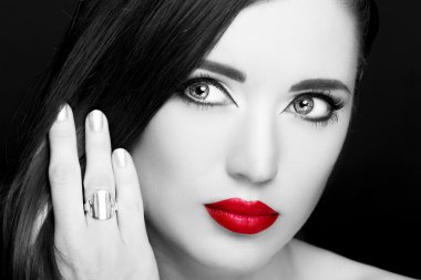 Güzel genç kadın uzun kirpik ve kırmızı dudaklar ile. 