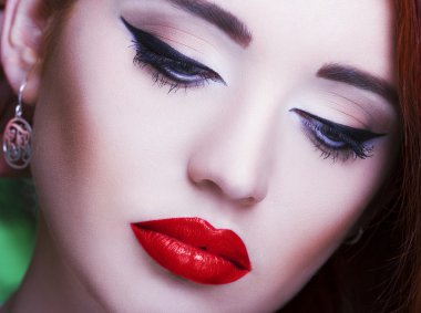 Güzel genç kadın uzun kirpik ve kırmızı dudaklar ile. 