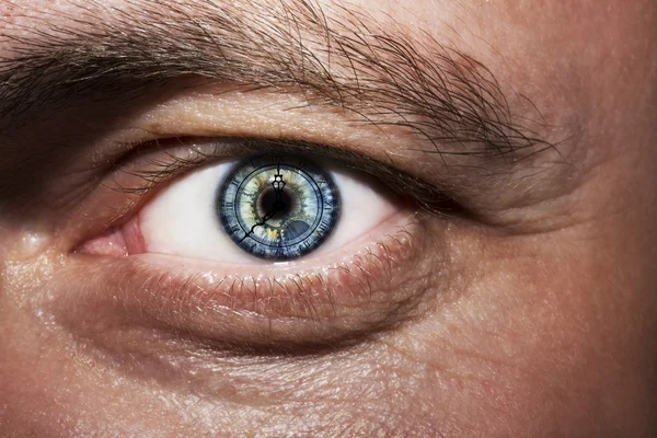 Imagen del ojo del hombre con concepto de tiempo — Foto de Stock