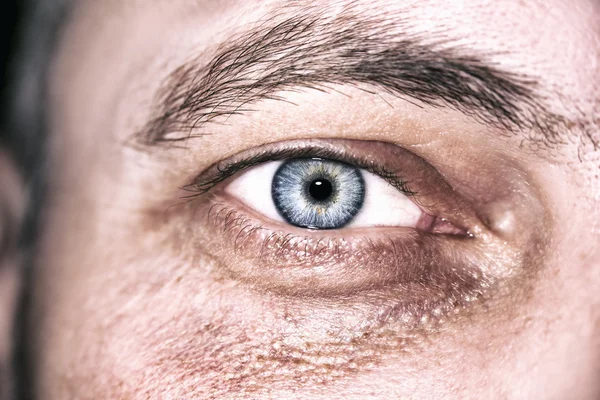 Bild des blauen Auges des Menschen aus nächster Nähe. — Stockfoto