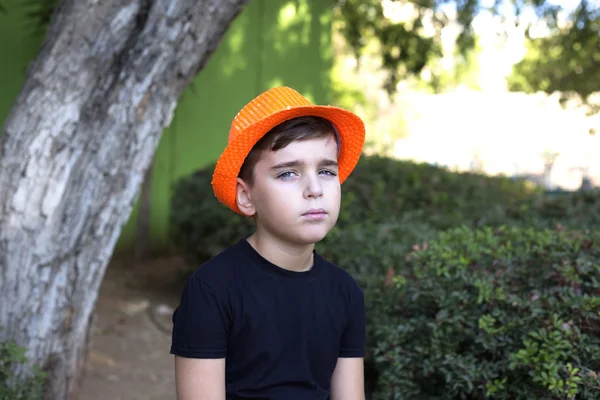 Крупный план портрета красивого мальчика в шляпе — стоковое фото