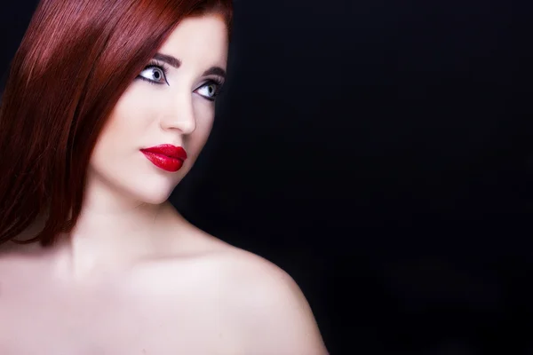 Hinreißende junge Frau mit langen Wimpern und roten Lippen. — Stockfoto