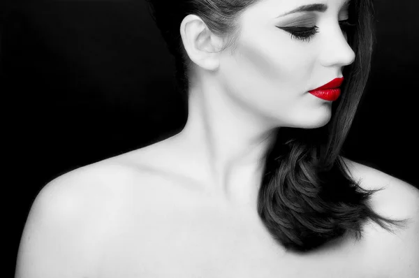 Linda jovem com pestanas longas e lábios vermelhos . — Fotografia de Stock