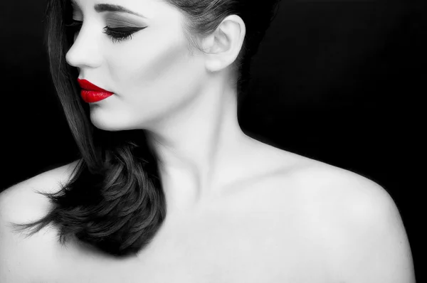Prachtige jonge vrouw met lange wimpers en rode lippen. — Stockfoto