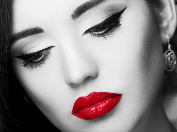Prachtige jonge vrouw met lange wimpers en rode lippen. — Stockfoto