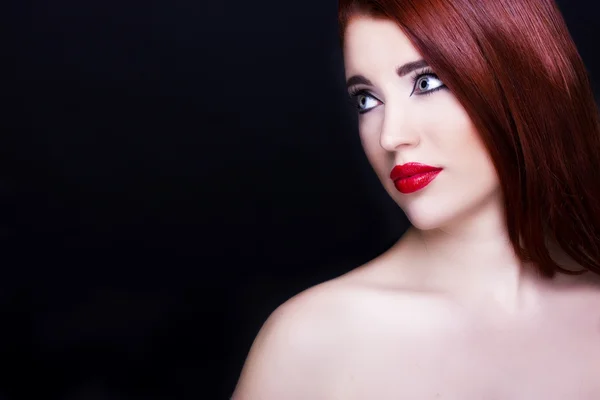 Hinreißende junge Frau mit langen Wimpern und roten Lippen. — Stockfoto