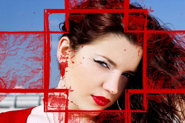Retrato de uma menina bonita glamourosa com cabelo vermelho longo. Uma mulher bonita posando em um fundo de uma natureza de verão. — Fotografia de Stock