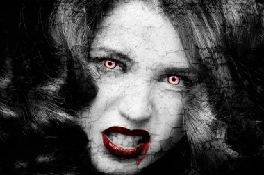 Stüdyoda siyah gotik makyajlı güzel bir manken.