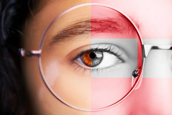 Imagen de una hermosa joven con gafas. Primer plano. —  Fotos de Stock