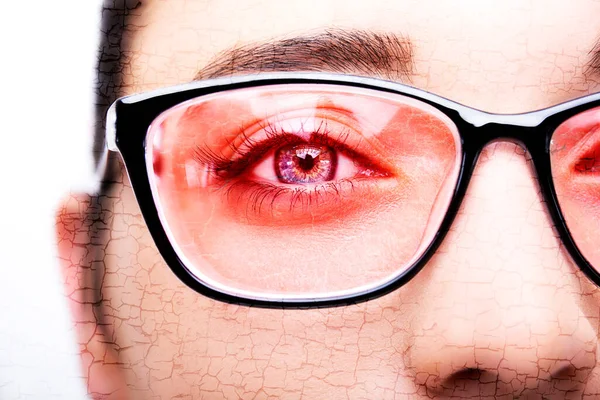 Hermosa joven con gafas de primer plano. Aislado sobre fondo blanco. — Foto de Stock