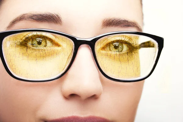 Hermosa joven con gafas de primer plano aislado sobre fondo blanco. —  Fotos de Stock