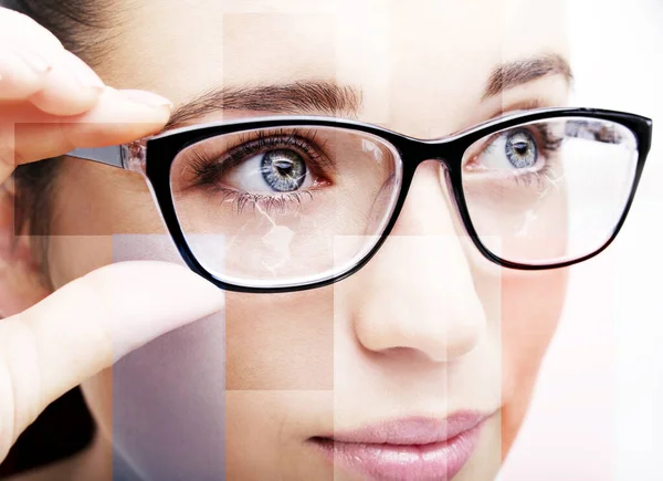 Hermosa joven con gafas de primer plano aislado sobre fondo blanco. — Foto de Stock