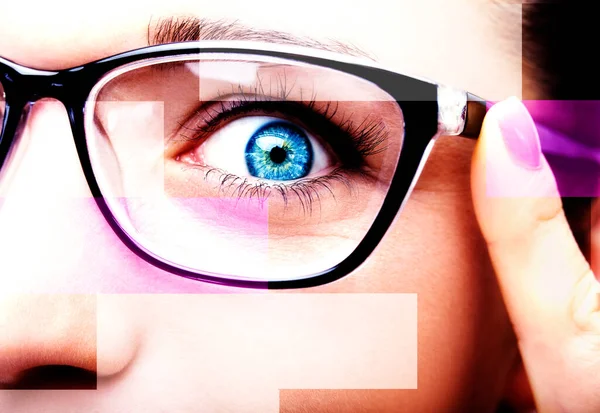 Hermosa joven con gafas de primer plano aislado sobre fondo blanco. — Foto de Stock