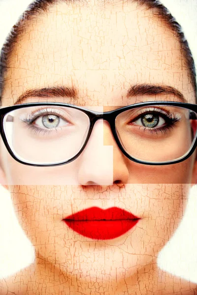 Atractiva joven óptica mujer con ojos azules en gafas — Foto de Stock