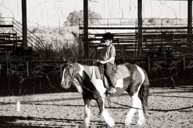 Ber Yakov, İsrail - 28 Eylül 2016: Çocuklar için at binme dersleri. 