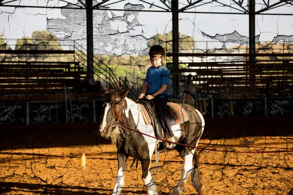Ber Yakov, Israel - September 28, 2016: Horse riding lessons for kids. — Stock Photo, Image