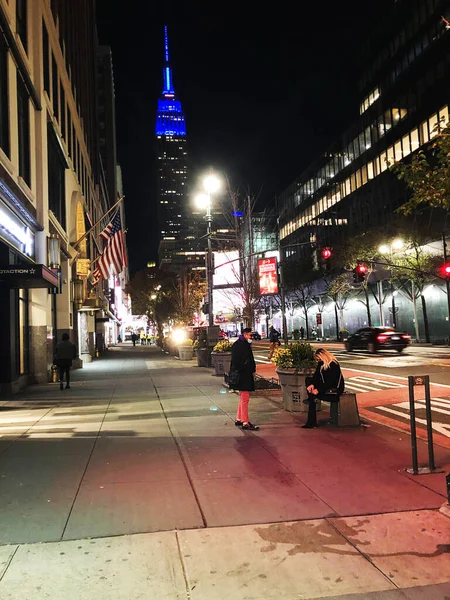 NEW-YORK, UAS 14. November 2020: Manhattan Straßen in der Nacht in New York City, USA — Stockfoto