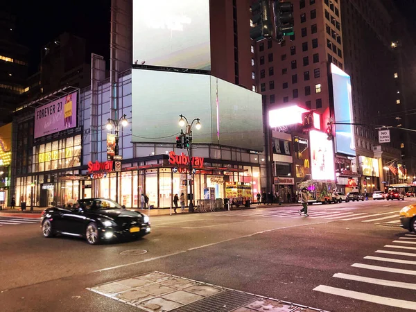 NEW-YORK, UAS 14. November 2020: Manhattan Straßen in der Nacht in New York City, USA — Stockfoto