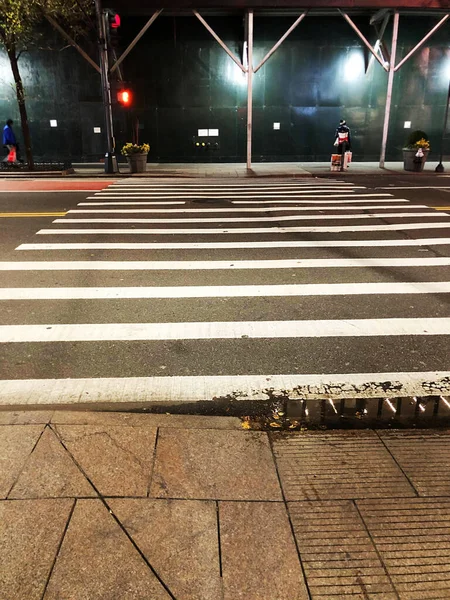 NEW-YORK, UAS 14 Νοεμβρίου 2020: Οι δρόμοι του Μανχάταν τη νύχτα στη Νέα Υόρκη, ΗΠΑ — Φωτογραφία Αρχείου