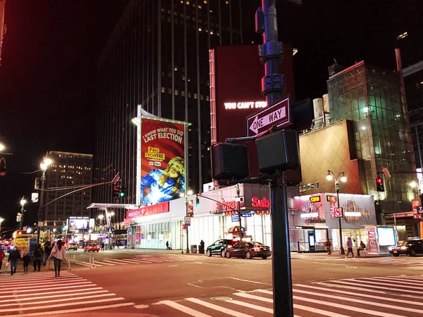 NEW-YORK, UAS November 14 2020: Мангеттенські вулиці вночі в Нью-Йорку, США — стокове фото