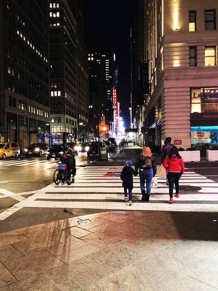 NEW-YORK, UAS 14 november 2020: Manhattan straten 's nachts in New York, USA — Stockfoto