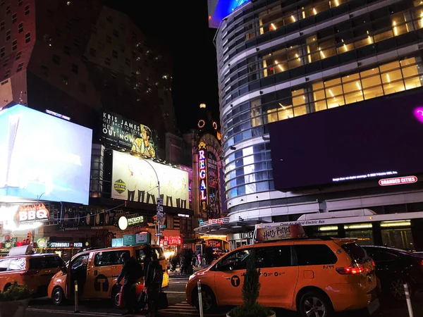 NEW-YORK, UAS 14 november 2020: Manhattan straten en gebouwen 's nachts in New York, USA — Stockfoto