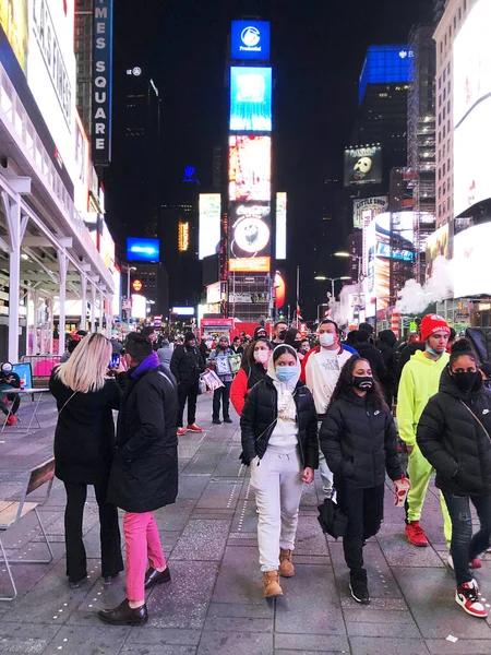 NEW-YORK, UAS 14 november 2020: Manhattan straten en gebouwen 's nachts in New York, USA — Stockfoto