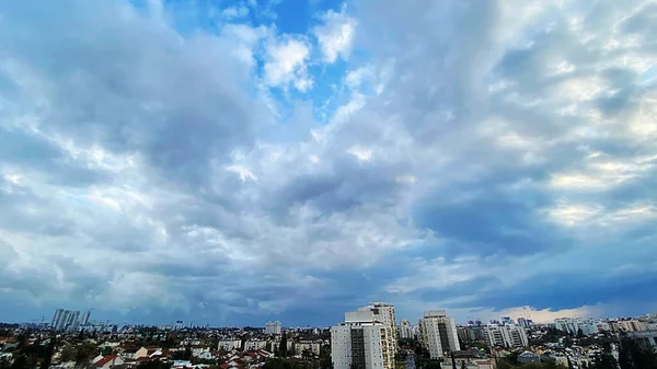 Bewolkte lucht boven de stad. De storm komt eraan. — Stockfoto