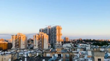  Pencereden bak. Gün batımında şehir