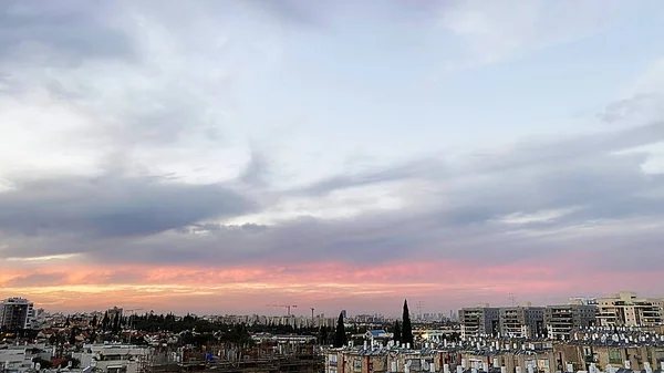 Les toits des bâtiments de la ville dans le contexte du coucher du soleil — Photo