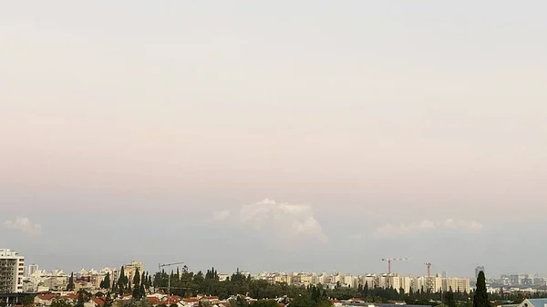 Bulutlu gökyüzü şehrin üzerine güzel renklerle boyanmış. — Stok fotoğraf