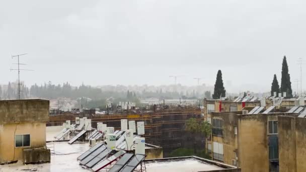 Vue sur la ville depuis la fenêtre un jour de pluie — Video
