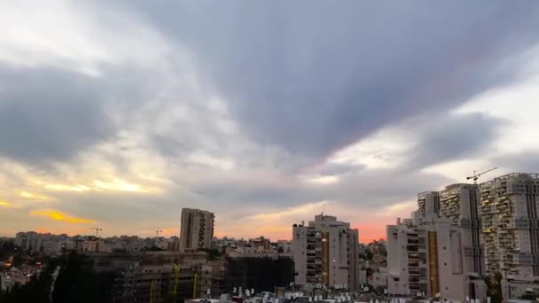 Vue de la fenêtre. La ville au coucher du soleil — Video