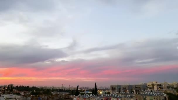 Vue de la fenêtre. La ville au coucher du soleil — Video