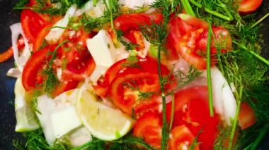 Domates ve peynirli lezzetli bir yemek.