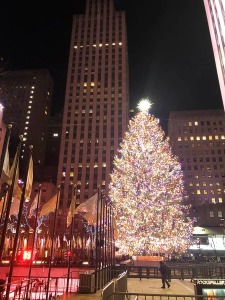 NEW-YORK, UAS DECEMBER 05,2020: Manhattan mooie kerstboom in New York, USA — Stockfoto