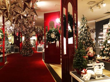 NEW-YORK, UAS 05.2020: ABD 'nin New York şehrinde Noel arifesi süslü oyuncak mağazası.