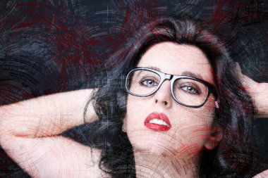 Gözlük takan genç ve güzel bir kadın..