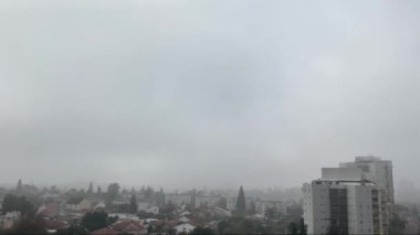  Pencereden bak. Şehrin üzerinde sis var.