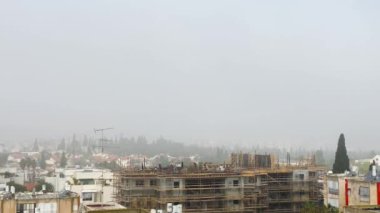  Pencereden bak. Şehrin üzerinde sis var.