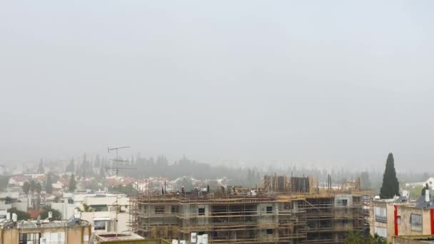 Vue de la fenêtre. Brouillard sur la ville — Video