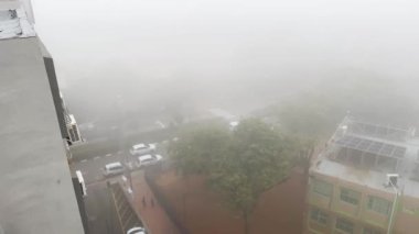Binanın çatısından bak. Şehrin üzerinde sis var.