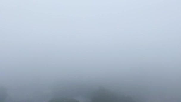 Vista do telhado do edifício. Nevoeiro sobre a cidade — Vídeo de Stock