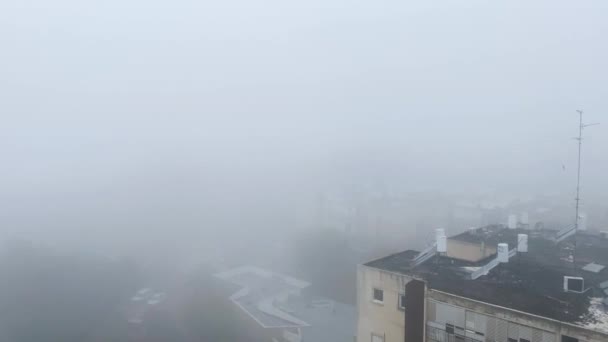 Vista do telhado do edifício. Nevoeiro sobre a cidade — Vídeo de Stock