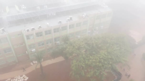 Pohled ze střechy budovy. Mlha nad městem — Stock video