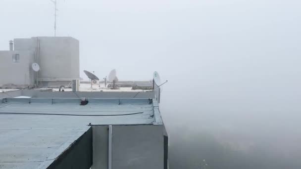 Vista do telhado do edifício. Nevoeiro sobre a cidade — Vídeo de Stock