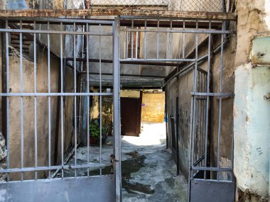 Eski şehir Tiflis, Georgia 'nın Açık Hava, Sokaklar, Eski Evler ve Demir Kapılar.