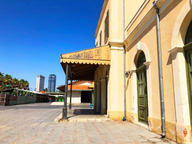 TEL AVIV, ISRAEL - 23 Haziran 2018: Tel Aviv, İsrail 'deki eski tren istasyonundaki rayların genel görünümü