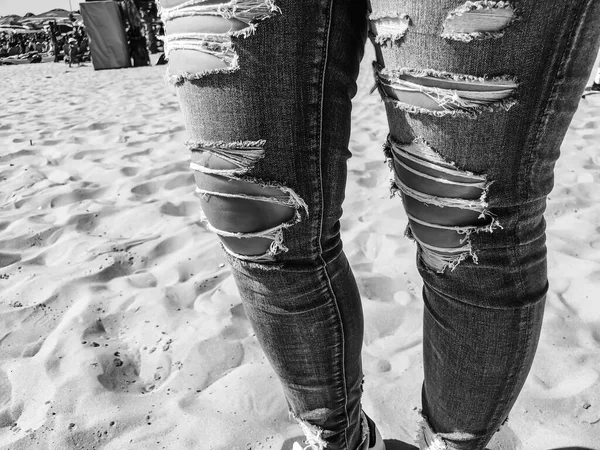 Gambe Donna Jeans Strappati Sulla Spiaggia Giornata Sole — Foto Stock